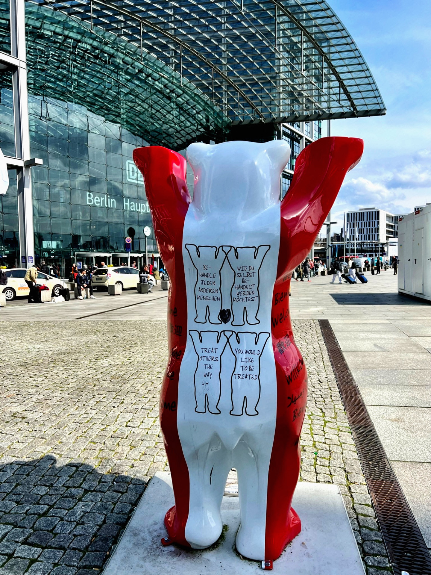 Berliner Bär vor dem Berliner Hauptbahnhof