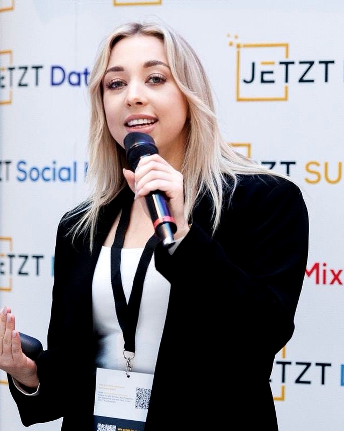Josi von MediaBrothers bei einem Social Media Vortrag